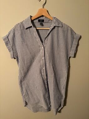 Jones New York blue and white vertical stripe short sleeve button up shirt
